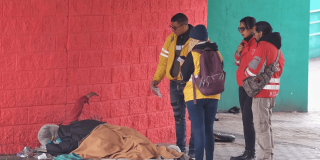 Foto que muestra a funcionarios de la Secretaría Distrital de Integración Social dialogando con un ciudadano habitante de calle para ofrecerle ayudas por parte de la entidad.