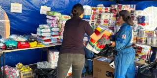 Foto que muestra personas organizando alimentos e insumos.