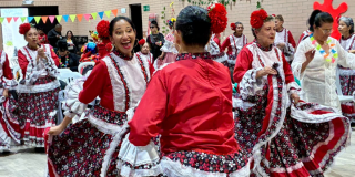Foto de un grupo de mujeres bailando