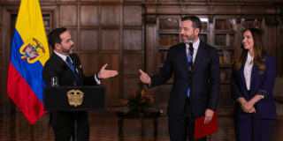 Presidente Abelardo de la Espriella y el Alcalde de Bogotá Carlos Fernando Galán, permanecen de pie frente a micrófonos en un salón con paredes de madera y estanterías al fondo.