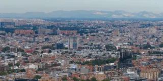 Vista aérea del centro de Bogotá con edificaciones residenciales, comerciales e institucionales de diferentes alturas