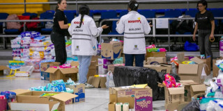 Personal de la Secretaría de Gobierno revisando las donaciones de los bogotanos para los habitantes afectados por el terremoto