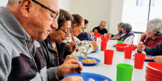 Adultos mayores alimentándose en un Casa de la Sabiduría