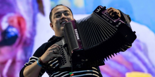Imagen de un hombre tocando acordeón en Festival Vallenato al Parque.