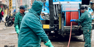 Foto que muestra una persona con el uniforme del Acueducto de Bogotá