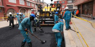 Foto que muestra trabajadores del Acueducto de Bogotá trabajando en una calle