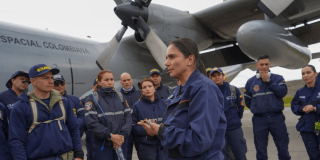 Parte de la delegación de Bomberos enviados a Pereira.
