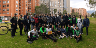 grupo de personas posa en espacio verde de Bogotá en jornada de siembra de mutisia clematis en el bosque urbano Brazo Salitre