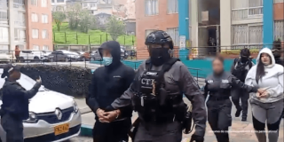 Hombre capturado, junto a un unifromado del CTI de la Fiscalía.