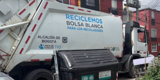 Foto que muestra un carro recolector de basura 