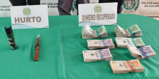 Gas pimienta y cuchillo utilizado para el hurto, junto al dinero recuperado por la Policía.