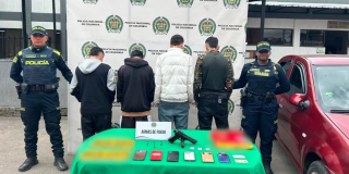 Foto de cuatro capturados en Fontibón junto a policías