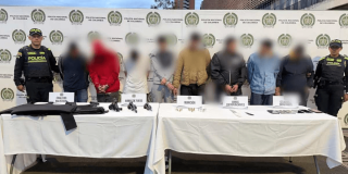 Foto que muestra ocho capturados y dos policías
