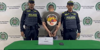 Hombre capturado en medio de dos policías