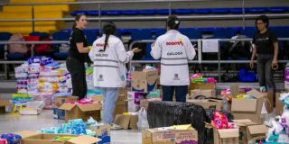 Foto que muestra personas organizando alimentos e insumos