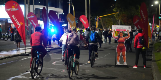 Foto de personas recorriendo calles de Bogotá en jornada de Ciclovía Nocturna del jueves 27 de agosto de 2026.