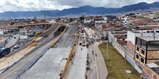 Foto que muestra un puente en obra y vehículos andando por la vía 