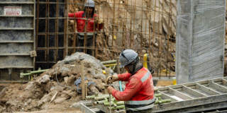 Foto de personas trabajando en una obra de Bogotá