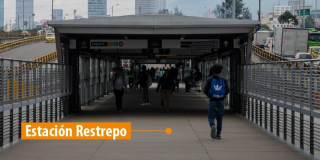 Foto de una estación de TransMilenio