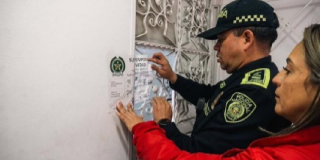 Policía y autoridades sellando un establecimiento estético en el barrio Venecia, al sur de Bogotá.
