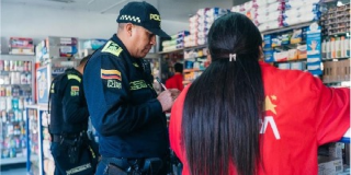 Autoridades en cierre de droguería en Tunjuelito