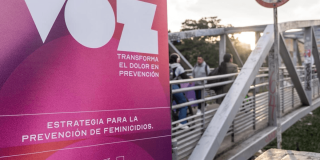 Pancarta de la Estrategia para la prevención de feminicidios, en un puente peatonal.