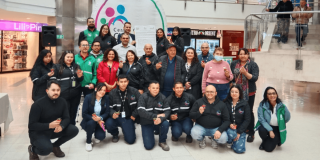 Grupo de personas reunidas en el interior del centro comercial Ciudad Tunal durante la firma de un compromiso para el cuidado de las coberturas vegetales de Bogotá.