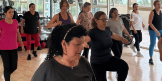 Imagen de varias personas tomando los servicios en el CEFE Chapinero