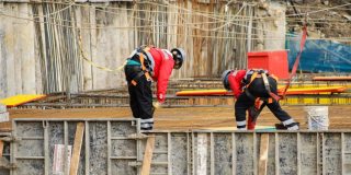 Foto de trabajadores del IDU en un frente de obra. 