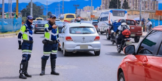 Foto de agentes de tránsito en una vía