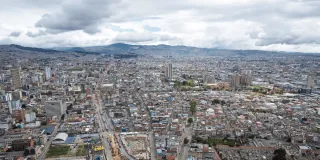Vista aérea del centro de Bogotá con edificaciones residenciales, comerciales e institucionales de diferentes alturas