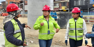 Foto de tres trabajadoras de la obra del Metro de Bogotá.