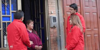 Foto que muestra cuatro personas hablando 