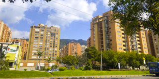 Imagen panorámica de Bogotá donde se evidencia un día soleado.