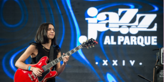 Imagen de una mujer tocando una guitarra eléctrica en Jazz al Parque.