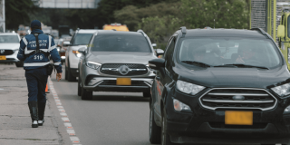 Vehículos transitando por Bogotá.