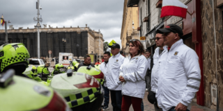 Gestoras y gestores de diálogo en una manifestación en la Plaza de Bolívar.