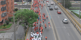 Vista aérea de participantes de la Carrera de la Solidaridad recorriendo una vía de Bogotá.