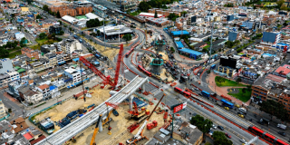 Foto del frente de obra de la Línea 1 del Metro en la avenida NQS con calle Octava Sur.