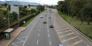 Foto que muestra vehículos circulando por las calles de Bogotá