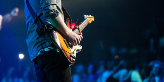Imagen de persona tocando guitarra en primer plano 