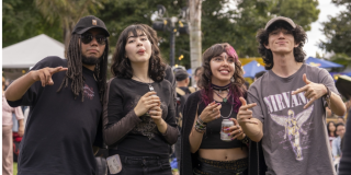 Imagen de varios jóvenes en un evento al aire libre.