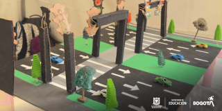 Imagen gráfica que muestra una maqueta con carros y árboles 