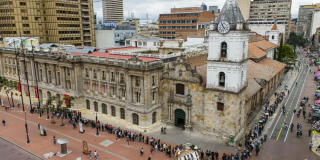 Imagen aerea de la iglesia de San Francisco donde se ven muchas personas haciendo fila por la carrera Séptima y por la calle 13.