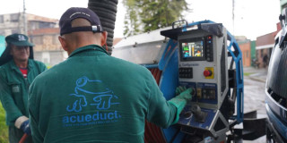 Foto que muestra trabajadores del Acueducto de Bogotá