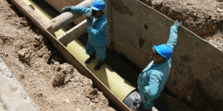 Operarios de la empresa Acueducto de Bogotá arreglando tuberías