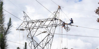 Foto que muestra personas con uniforme de Enel Colombia trabajando en una antena de energía