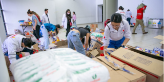 Foto que muestra personas organizando alimentos e insumos