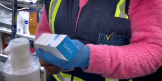 Entidades inspeccionando productos dermatológicos en establecimiento de Los Mártires.