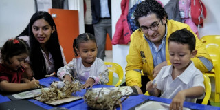 Secretario de Integración Social compartidos con uno niños en un jardín infantil